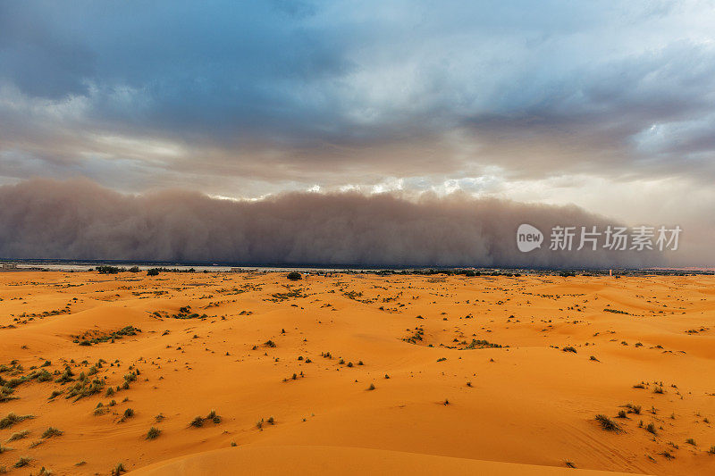 沙尘暴正在接近Merzouga定居点，在Erg Chebbi沙漠，非洲摩洛哥